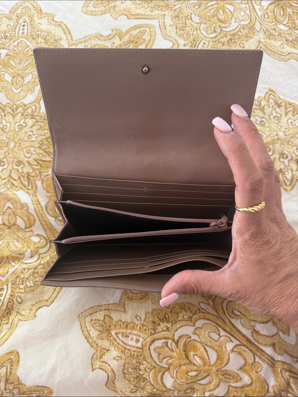 Gucci Quilted Leather Wallet in Taupe with Gold GG - Picture 3 of 8